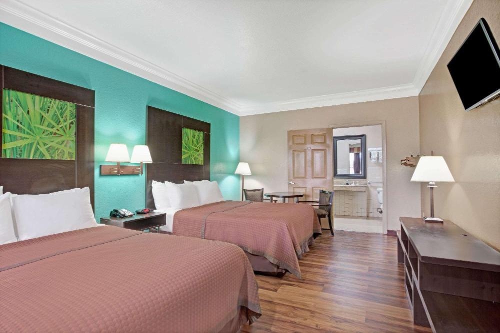 Super 8 by Wyndham Galveston