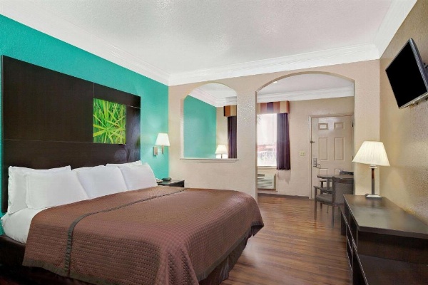 Super 8 by Wyndham Galveston image 10