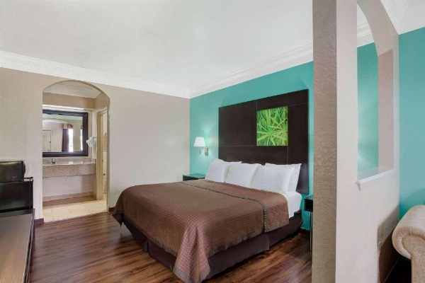 Super 8 by Wyndham Galveston image 12