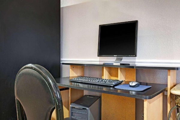 Super 8 by Wyndham Galveston image 17