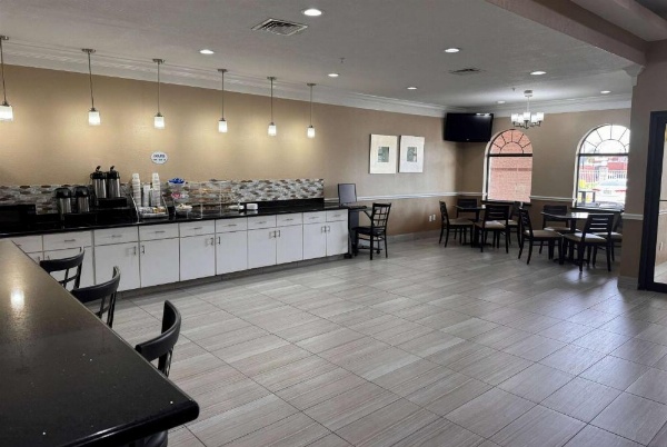 Super 8 by Wyndham Galveston image 19