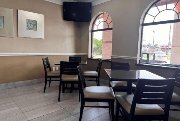 Super 8 by Wyndham Galveston image 20