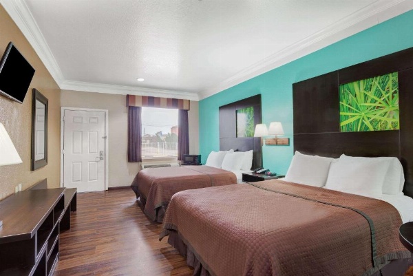 Super 8 by Wyndham Galveston image 21