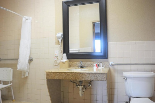 Super 8 by Wyndham Galveston image 26