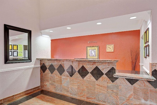 Super 8 by Wyndham Galveston image 4