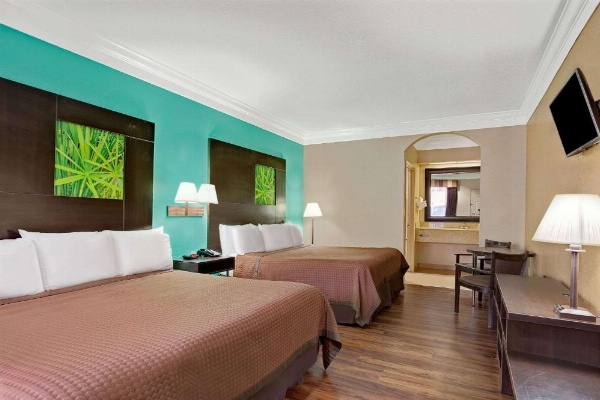 Super 8 by Wyndham Galveston image 9